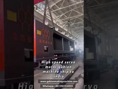 Cliente indiano a operar uma máquina de malha de gabião de alta velocidade.