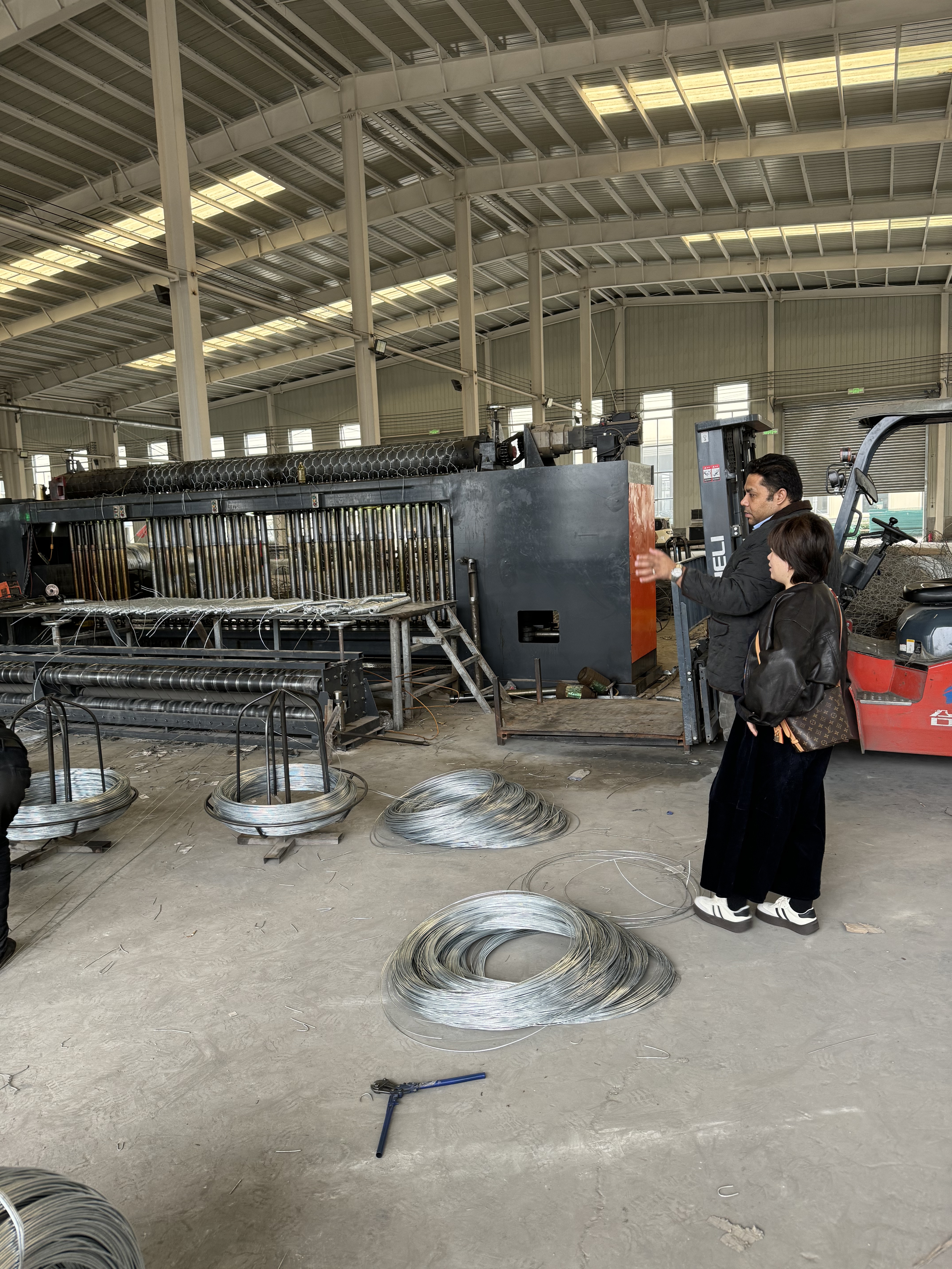 Últimos blogs da empresa sobre Nepal Clients Visit Our Factory to Inspect Automatic Gabion Mesh Machine