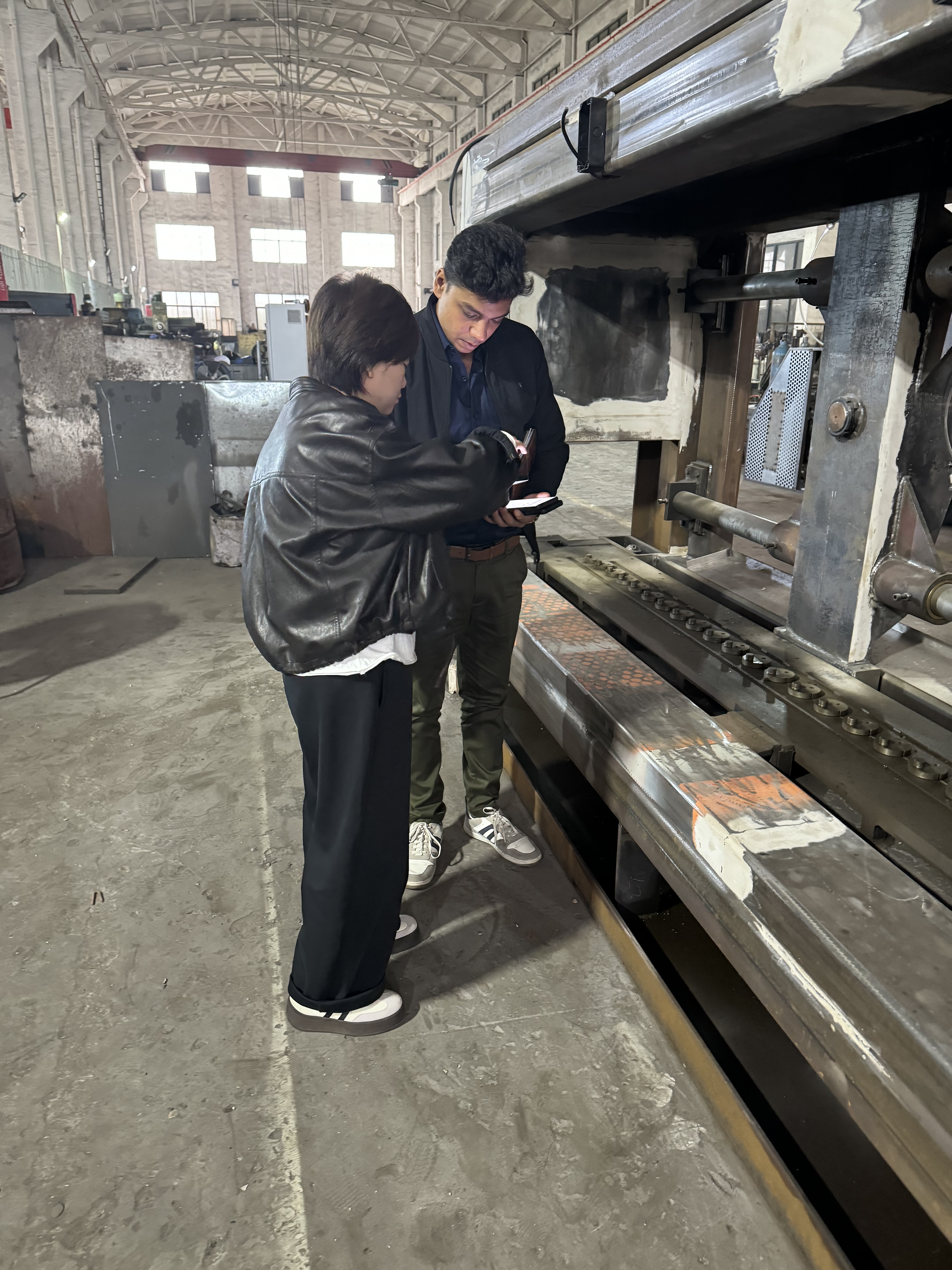 Últimos blogs da empresa sobre Indian Clients Visit Our Factory for Gabion Mesh Machine Inspection