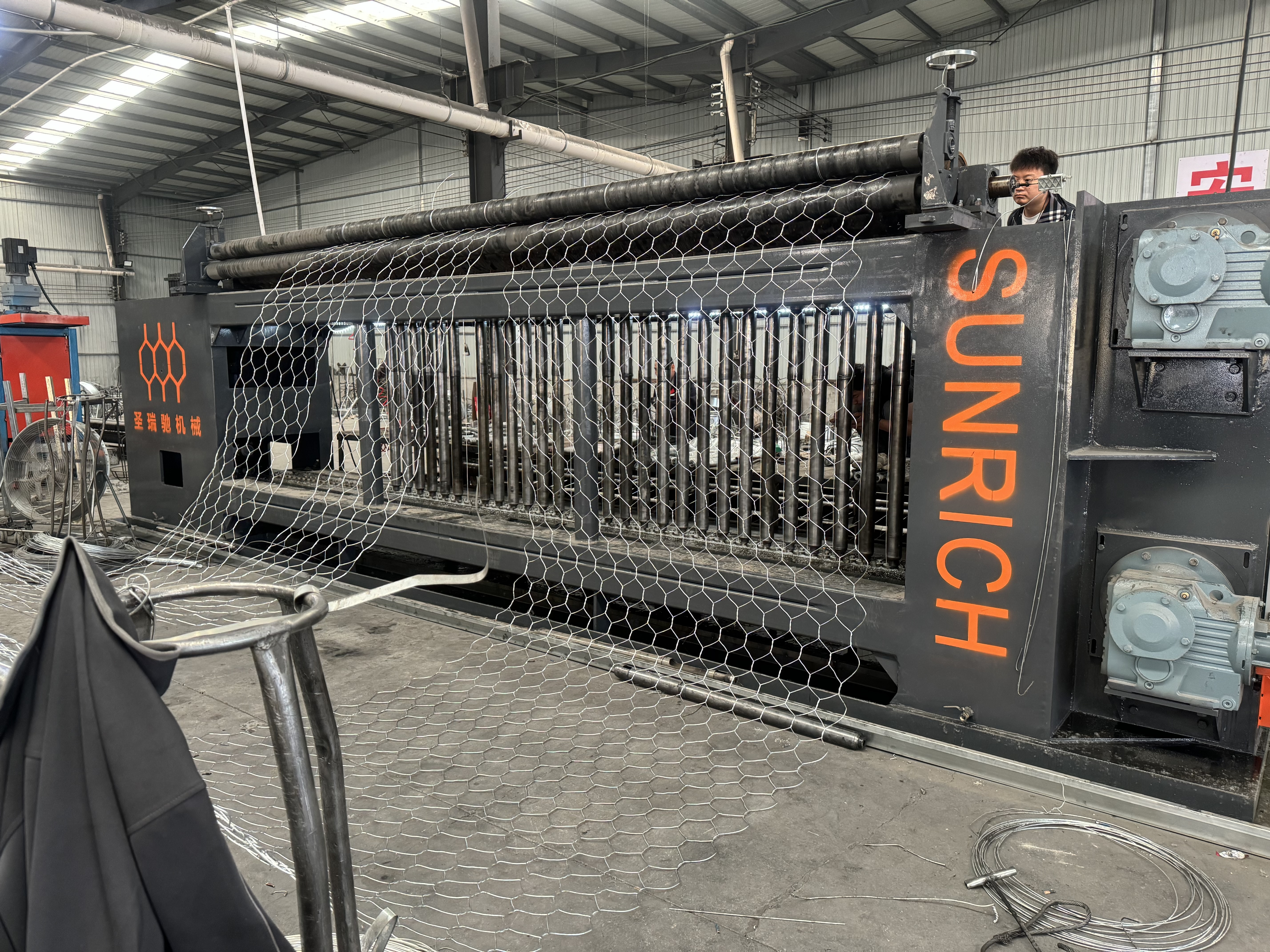 Últimos blogs da empresa sobre Máquina CNC Servo para Malha de Gabião Enviada para o Nepal para Projeto de Proteção de Rios