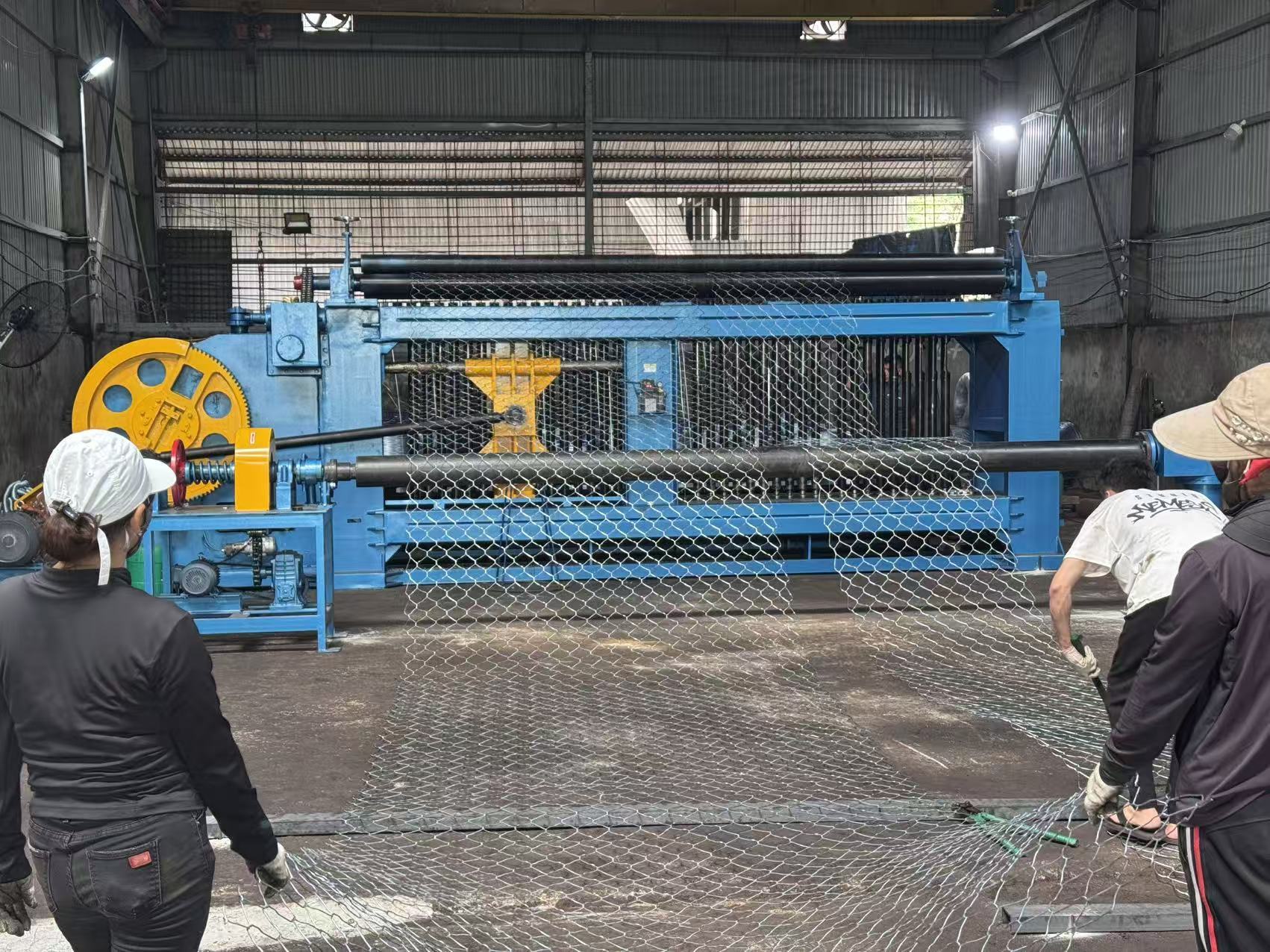 Últimos blogs da empresa sobre Complete Gabion Mesh Production Line Successfully Commissioned in Vietnam